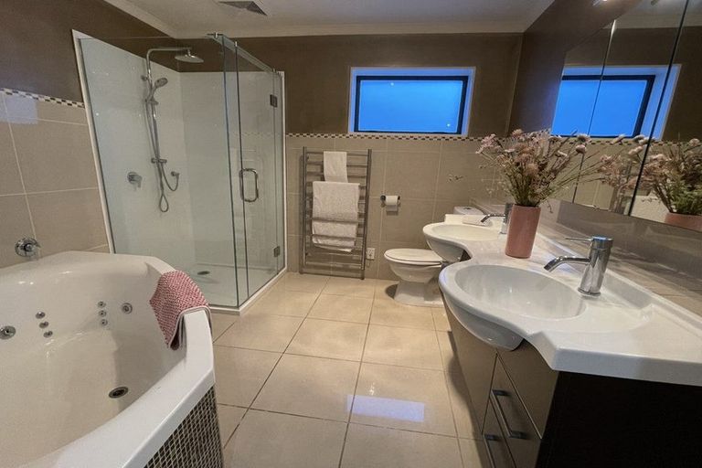 Photo of property in 2/12 Lowburn Place, Clover Park, Auckland, 2019
