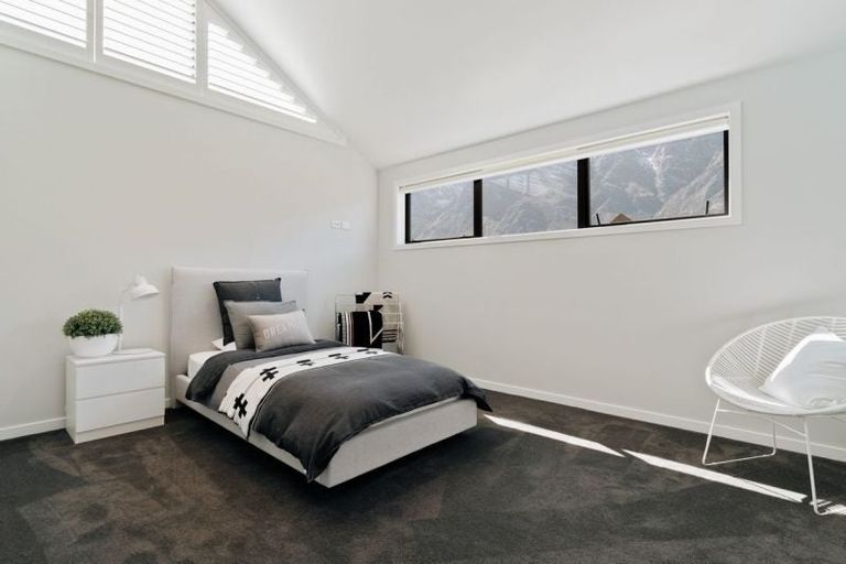 Photo of property in 16 Mcgibbon Lane, Jacks Point, 9371