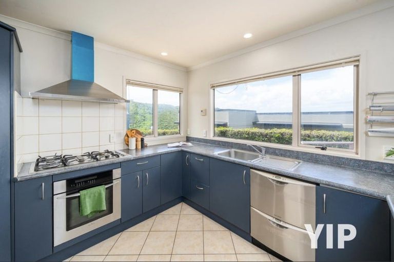 Photo of property in 45 Tamworth Crescent, Newlands, Wellington, 6037