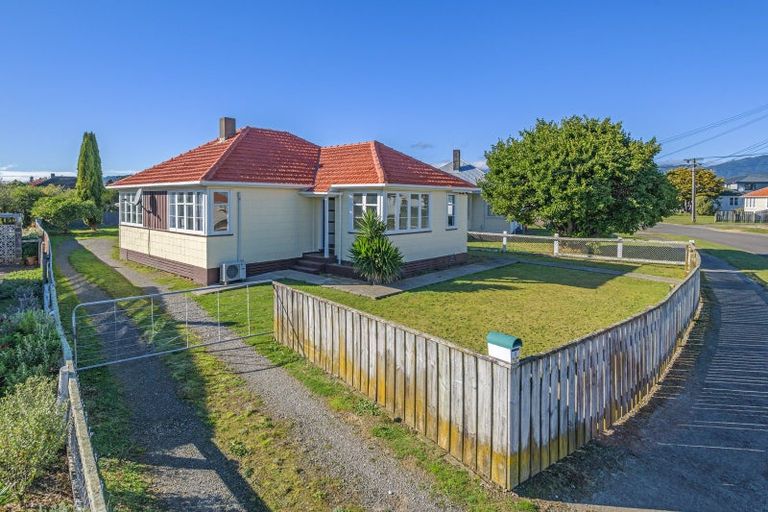 Photo of property in 18 Goldsmith Crescent, Levin, 5510