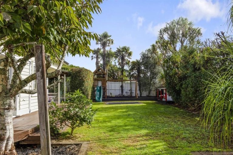 Photo of property in 2 Glade Place, Birkenhead, Auckland, 0626