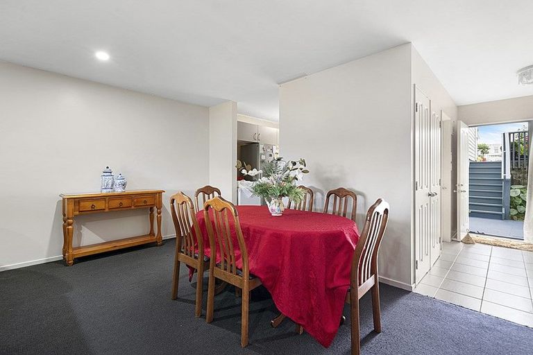 Photo of property in 28/3 Hulme Place, Henderson, Auckland, 0612