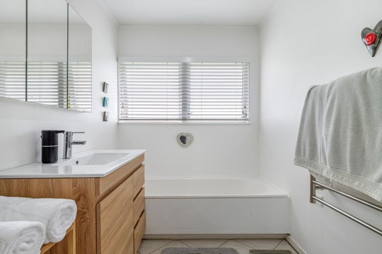 Photo of property in 13 Hartles Place, Mellons Bay, Auckland, 2014