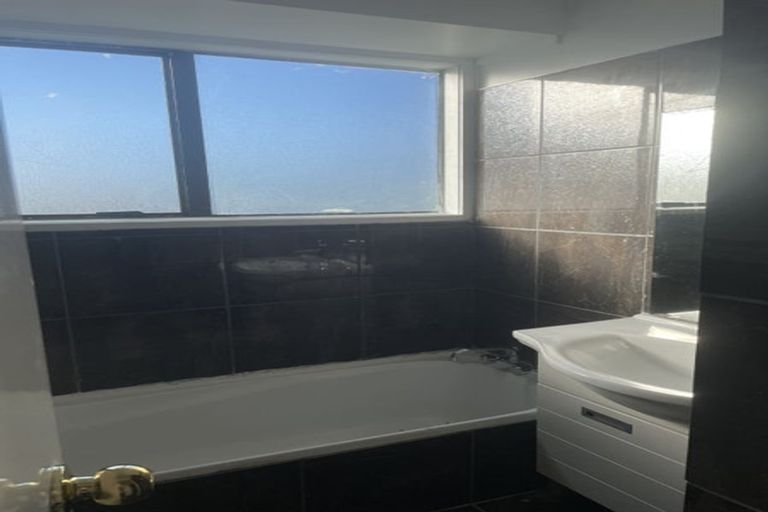 Photo of property in 10 Faram Place, Massey, Auckland, 0614