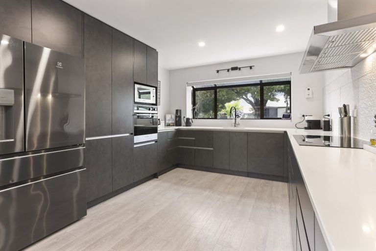 Photo of property in 10 Pyatt Place, Redwood, Christchurch, 8051