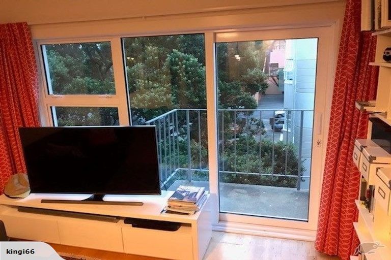 Photo of property in Kingsgate Flats, 10 Austin Street, Mount Victoria, Wellington, 6011