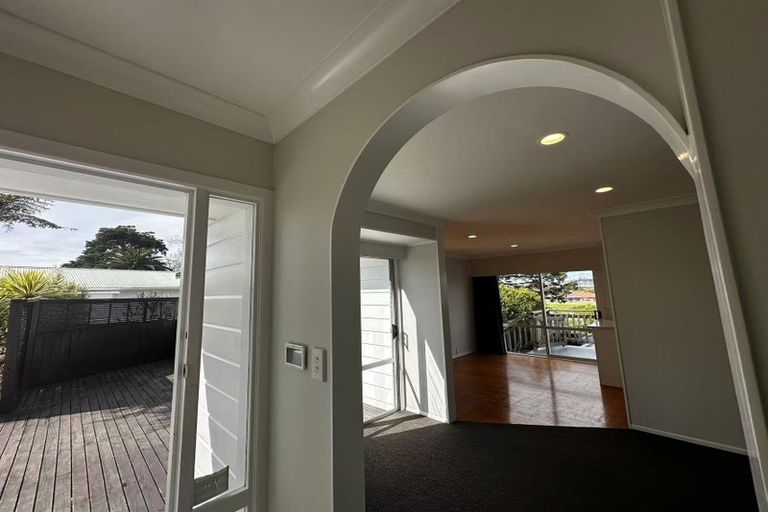 Photo of property in 120 Ennis Avenue, Pakuranga Heights, Auckland, 2010