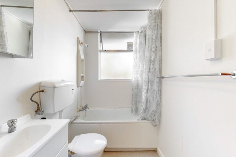 Photo of property in Beresford Apartments, 16/118u Russell Terrace, Berhampore, Wellington, 6023