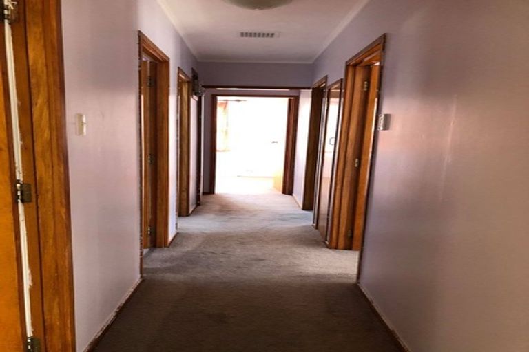 Photo of property in 52 Larnoch Road, Henderson, Auckland, 0610