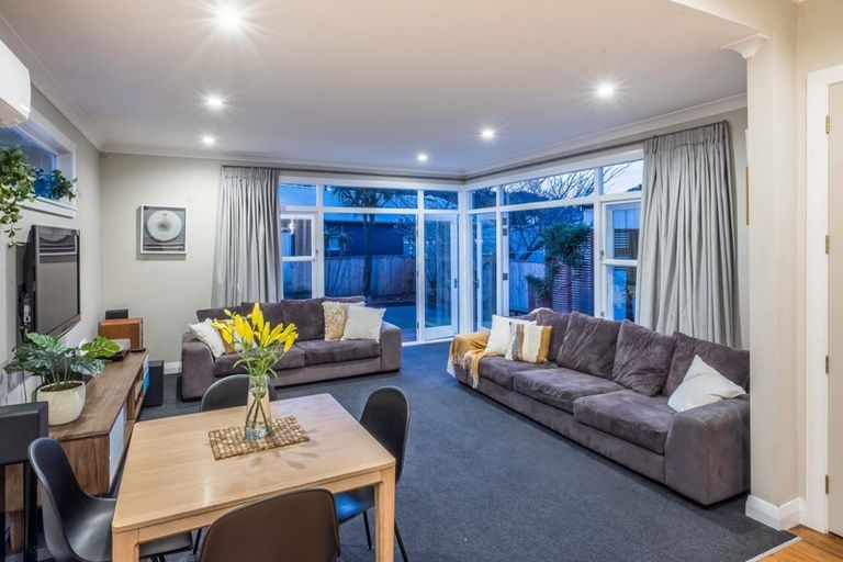 Photo of property in 90 Onepu Road, Lyall Bay, Wellington, 6022