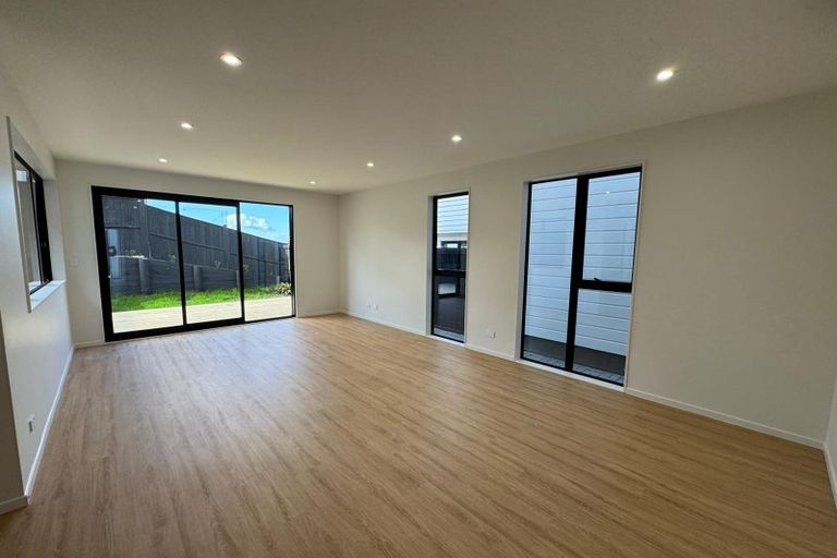Photo of property in 4/90 Picasso Drive, West Harbour, Auckland, 0618