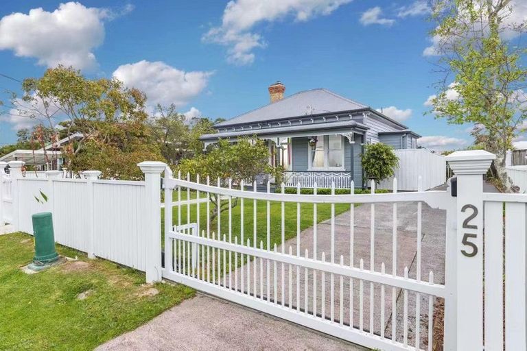 Photo of property in 25 Balmain Road, Birkenhead, Auckland, 0626
