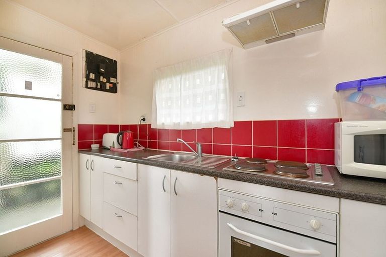 Photo of property in 18 Pohutukawa Avenue, Red Beach, 0932