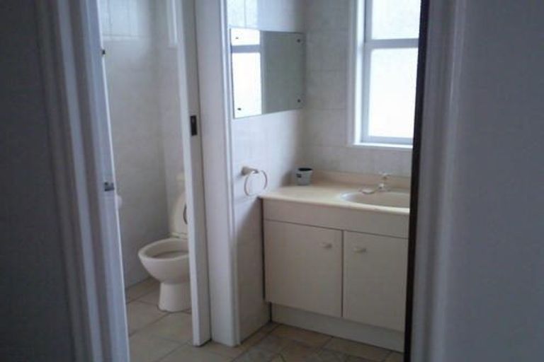 Photo of property in 35 Holland Road, Hillcrest, Auckland, 0627