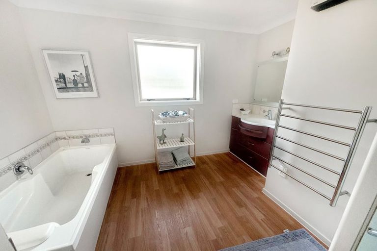 Photo of property in 19 Willowview Drive, Redwood, Christchurch, 8051