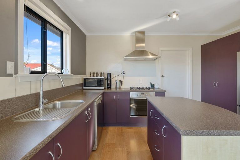 Photo of property in 32 Farquhars Road, Redwood, Christchurch, 8051