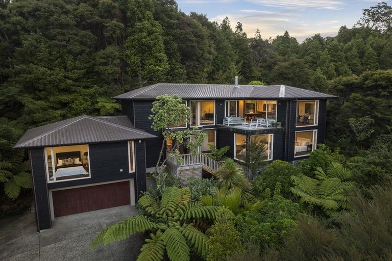Photo of property in 6 Herrings Cove Place, Titirangi, Auckland, 0604