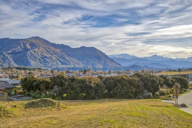 Photo of property in 7 Karearea Rise, Wanaka, 9305