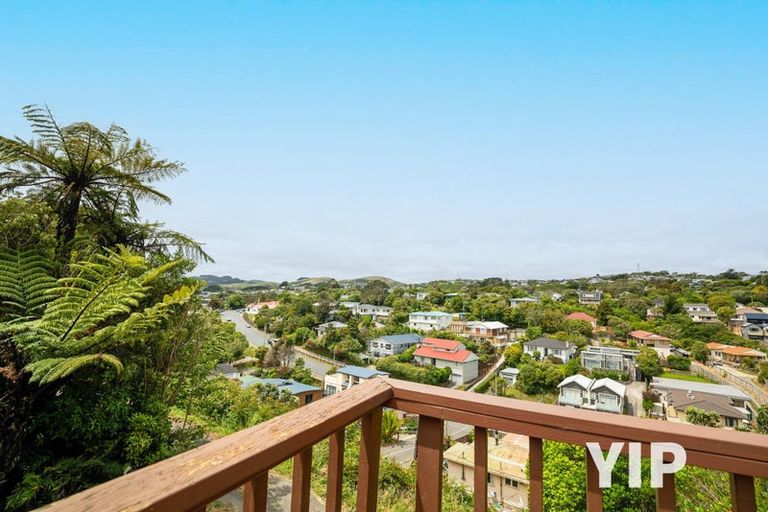 Photo of property in 10 Stella Grove, Newlands, Wellington, 6037