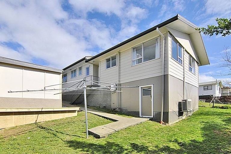 Photo of property in 63 Ruskin Road, Newlands, Wellington, 6037