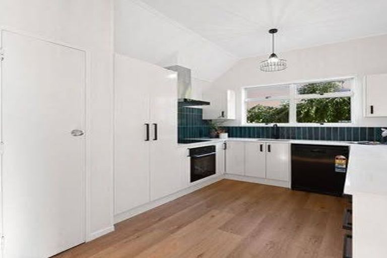 Photo of property in 19 Morrow Avenue, St Andrews, Hamilton, 3200