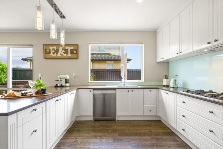 Photo of property in 16 Kirikiri Drive, Papakura, 2110