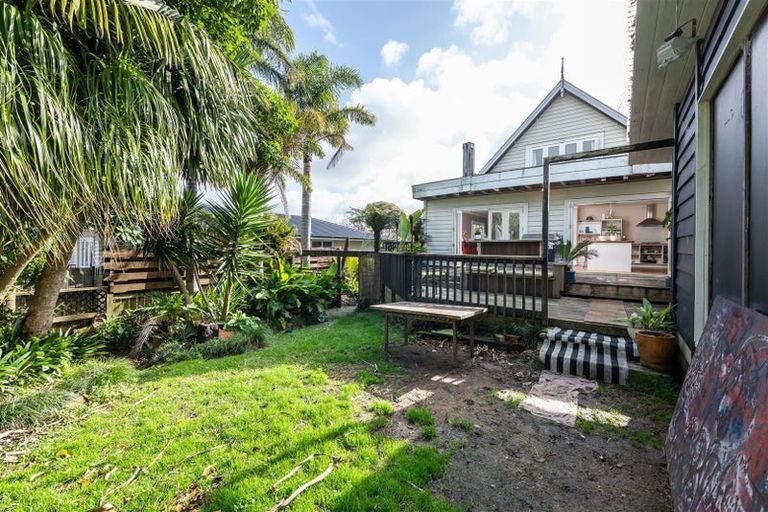 Photo of property in 10 Grendon Road, Titirangi, Auckland, 0604