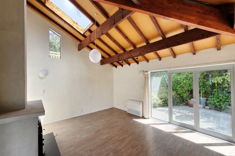 Photo of property in 1 Maramanui Way, Karaka Bays, Wellington, 6022