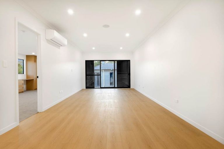Photo of property in 69d Chivalry Road, Glenfield, Auckland, 0629