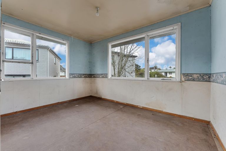 Photo of property in 12 Ozich Avenue, Te Atatu South, Auckland, 0610