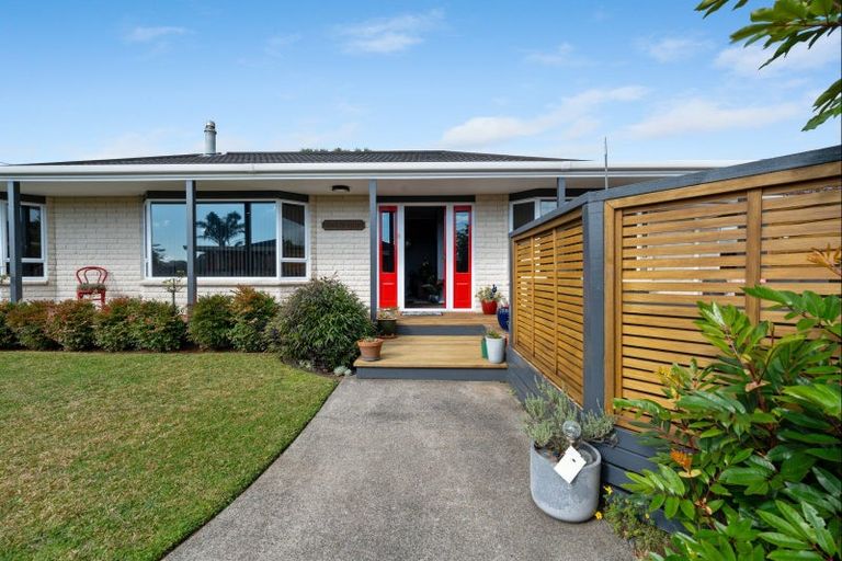 Photo of property in 33 Heta Road, Highlands Park, New Plymouth, 4312