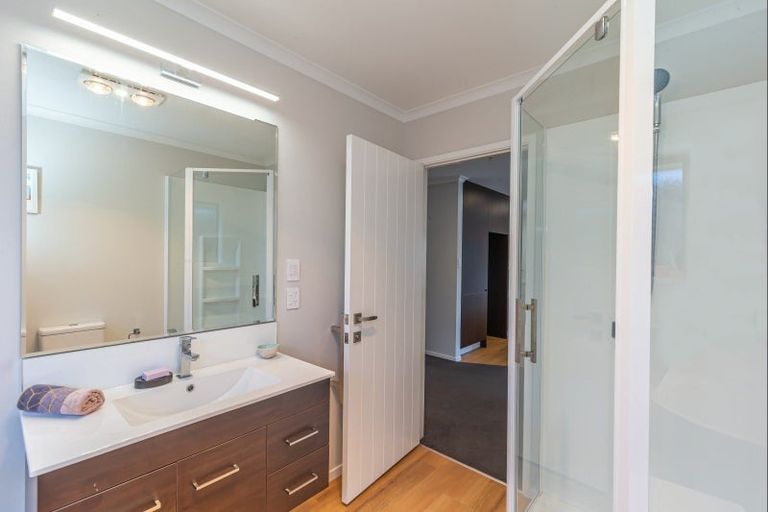 Photo of property in 30 Queenwood Road, Levin, 5510