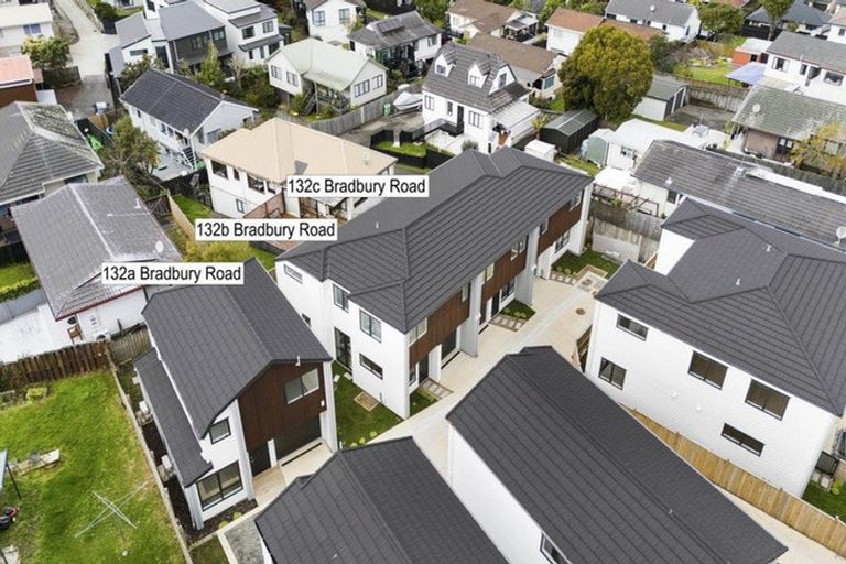 Photo of property in 132 Bradbury Road, Botany Downs, Auckland, 2010