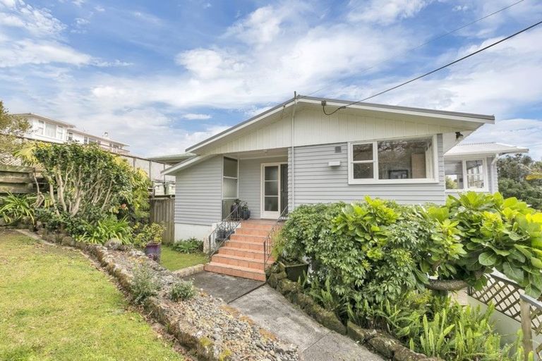 Photo of property in 16 Coronation Road, Glenfield, Auckland, 0627