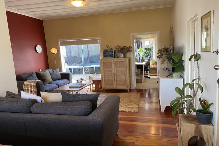 Photo of property in 1/130 Sunset Road, Unsworth Heights, Auckland, 0632