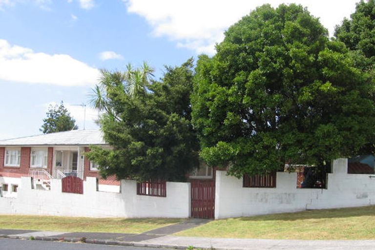 Photo of property in 1/335 Wairau Road, Totara Vale, Auckland, 0627