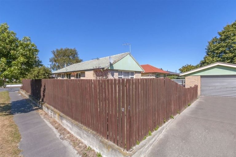 Photo of property in 1 Brookby Crescent, Avonhead, Christchurch, 8042