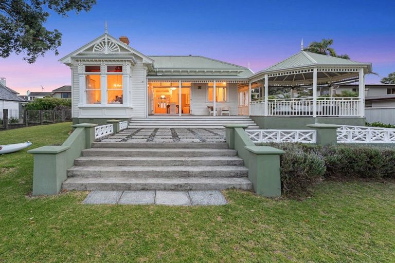 Photo of property in 36 Oxford Terrace, Devonport, Auckland, 0624
