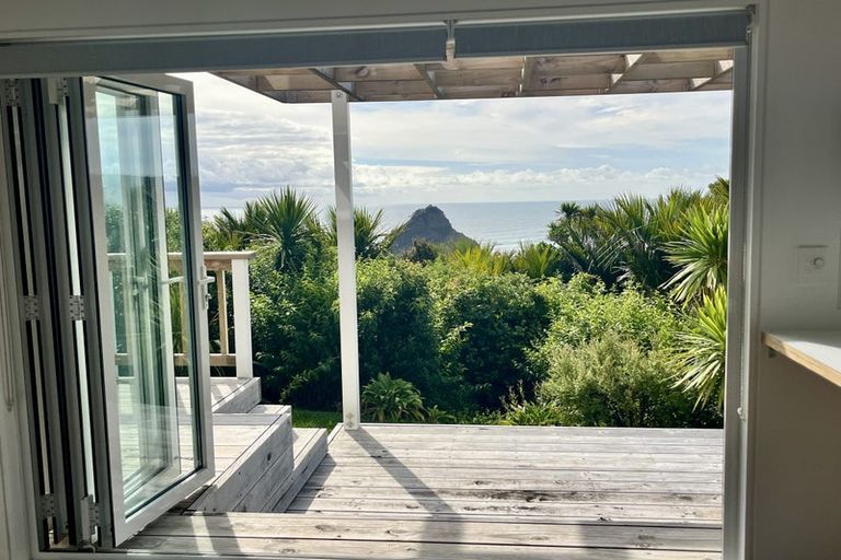 Photo of property in 15 Piha Road, Piha, New Lynn, 0772