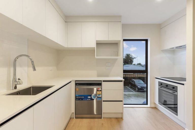 Photo of property in 8/10 Orchid Place, Te Atatu South, Auckland, 0610