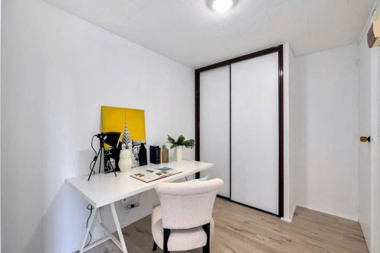 Photo of property in 11 Jumento Place, Unsworth Heights, Auckland, 0632