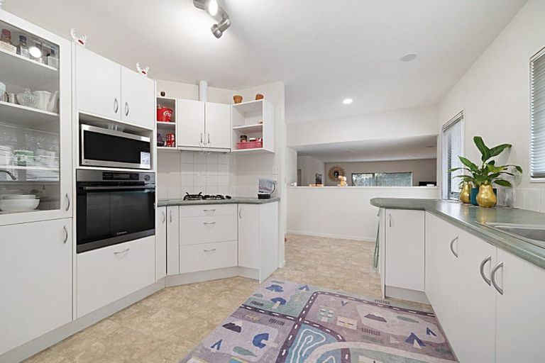 Photo of property in 4 San Ambrosio Rise, Henderson, Auckland, 0612