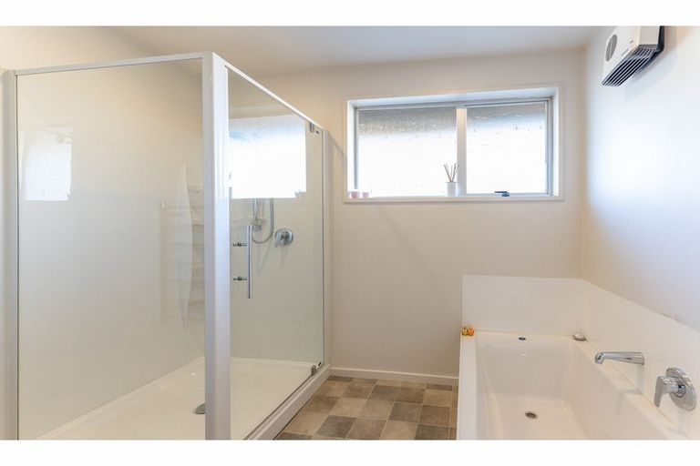 Photo of property in 19 Broadfell Avenue, Avonhead, Christchurch, 8042