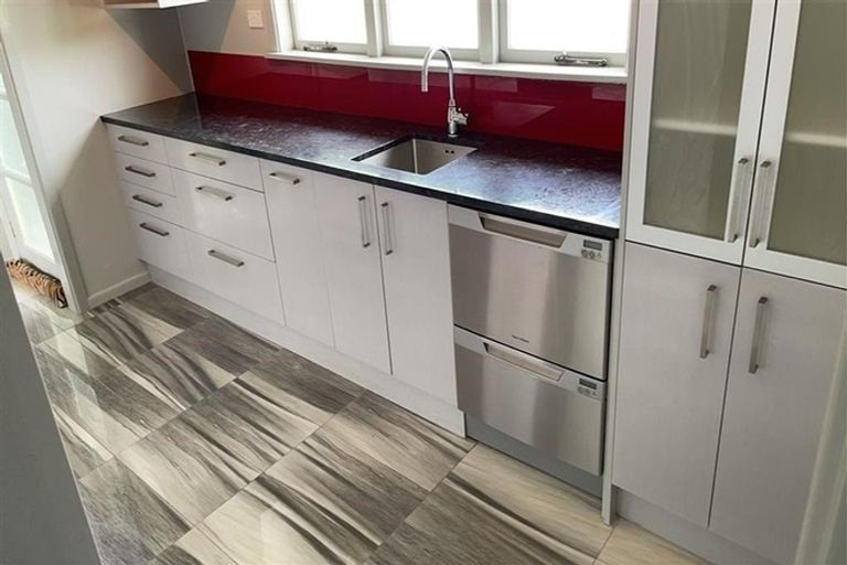 Photo of property in 10 Hinau Street, New Lynn, Auckland, 0600