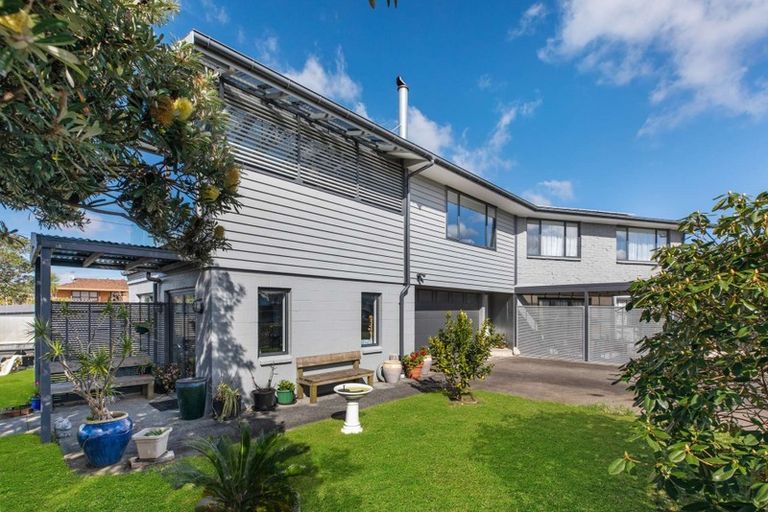 Photo of property in 2a Redwood Drive, Massey, Auckland, 0614