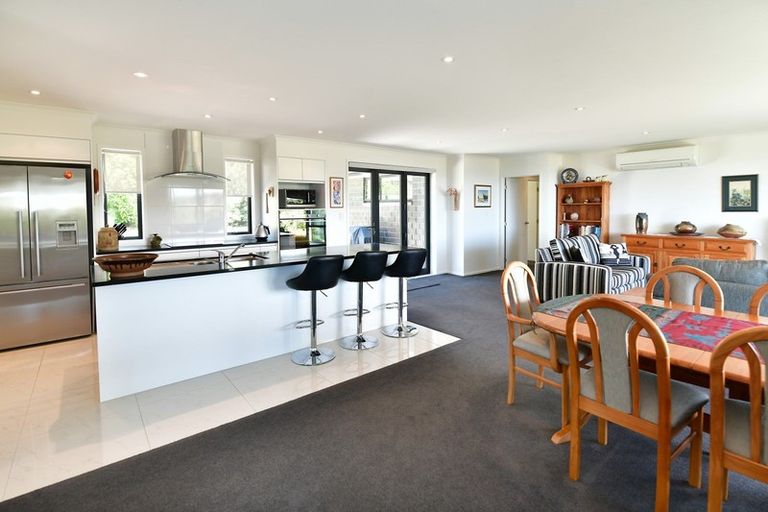 Photo of property in 32 Grovenor Drive, Orewa, 0931