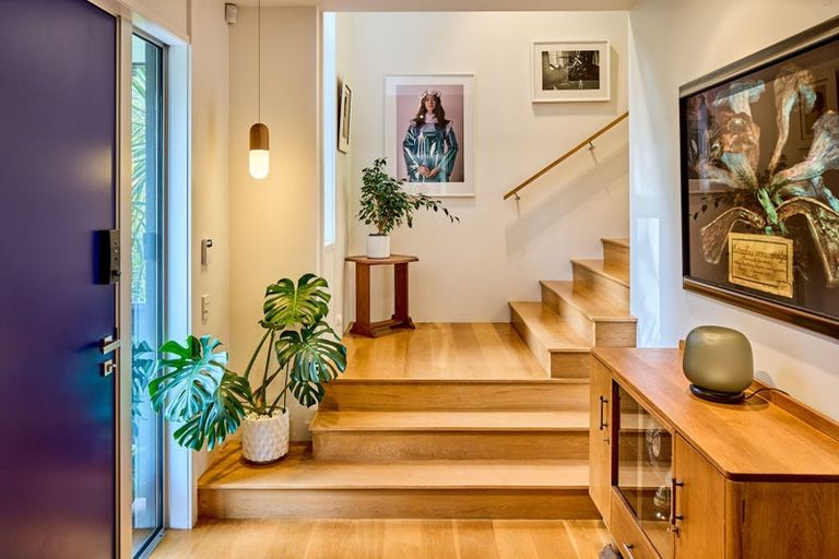 Photo of property in 4 Francis Bell Grove, Lowry Bay, Lower Hutt, 5013