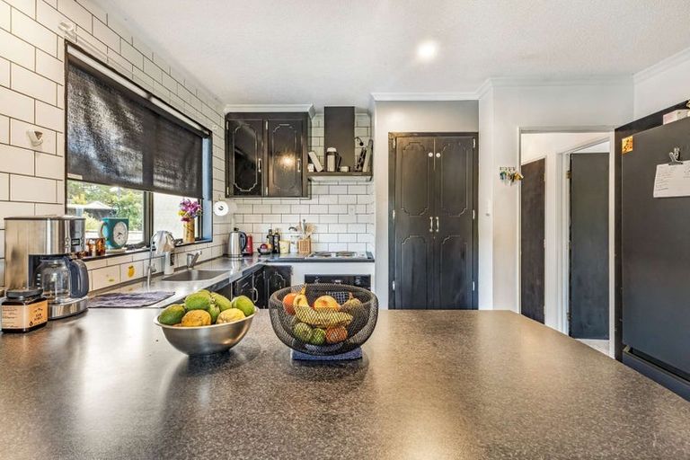 Photo of property in 84 Pioneer Road, Moturoa, New Plymouth, 4310