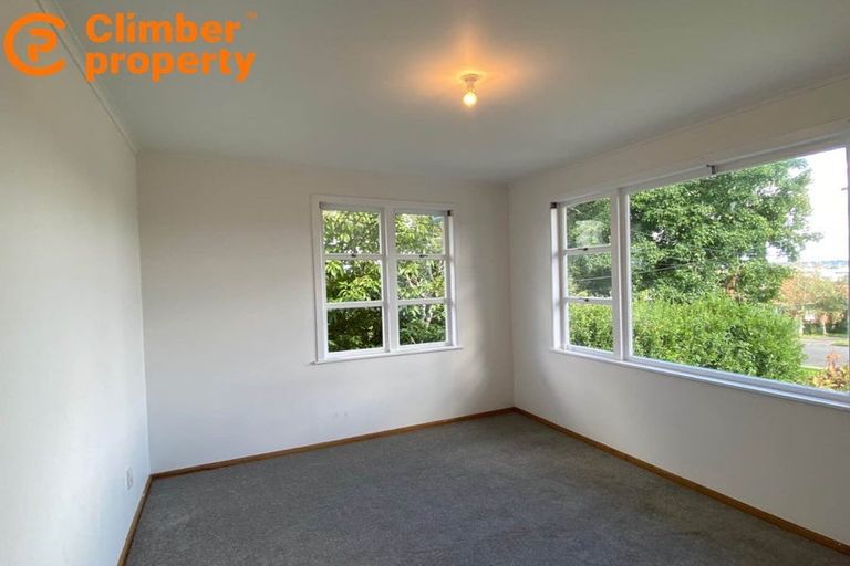 Photo of property in 8 Sherwood Avenue, Te Atatu South, Auckland, 0610