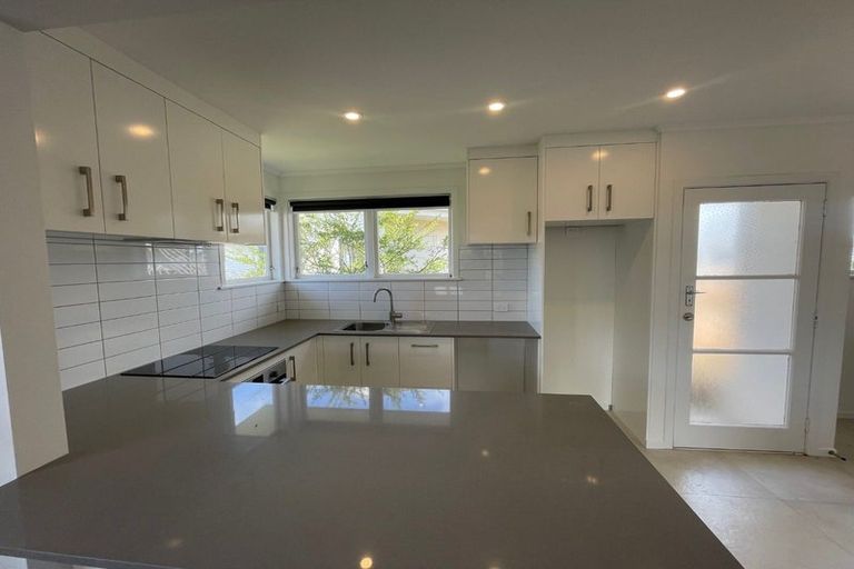 Photo of property in 35 Tarata Crescent, Mangere Bridge, Auckland, 2022